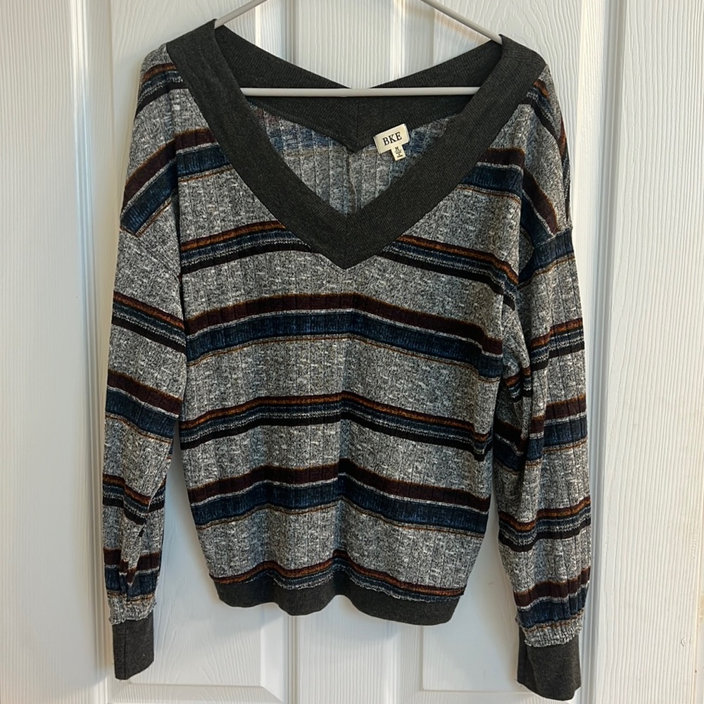 Light V-neck Sweater